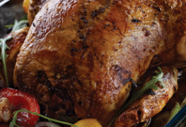 Золотистая курица с яблоками, луком и шалфеем